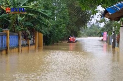 Nhiều nơi ở Đà Nẵng và Thừa Thiên Huế vẫn ngập sâu trong nước