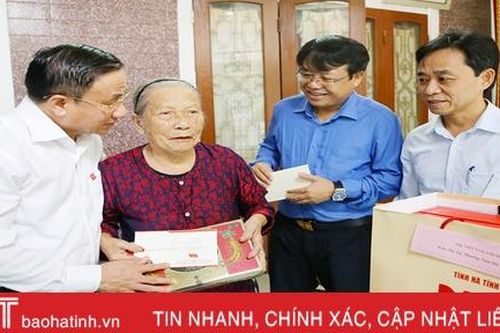 Lãnh đạo Hà Tĩnh thăm hỏi, tặng quà Mẹ Việt Nam anh hùng và Anh hùng LLVT Nhân dân
