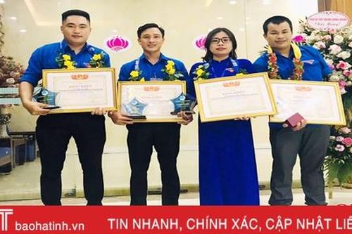 Thanh niên Hà Tĩnh nhận giải thưởng '15 tháng 10' và 'Thanh niên sống đẹp'
