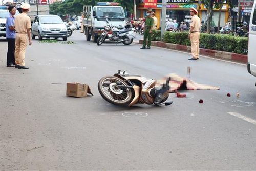 Va quệt với xe máy, người phụ nữ bị xe buýt tông tử vong