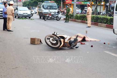 Va quệt ngã xuống đường, người phụ nữ bị xe buýt tông tử vong
