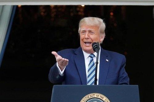 Tái xuất hiện sau điều trị Covid, TT Trump cởi bỏ khẩu trang