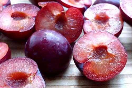 Ăn mận sai cách khiến bạn bị bệnh nghiêm trọng