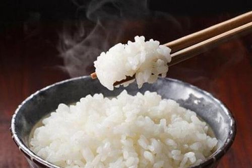Cho thêm 2 nguyên liệu này khi nấu sẽ giúp cơm trắng thơm, ngon dẻo