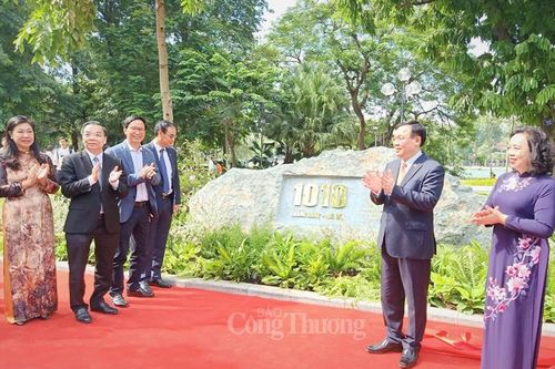 Hà Nội thêm sắc cho 'lẵng hoa' Hồ Hoàn Kiếm dịp kỷ niệm 1010 năm