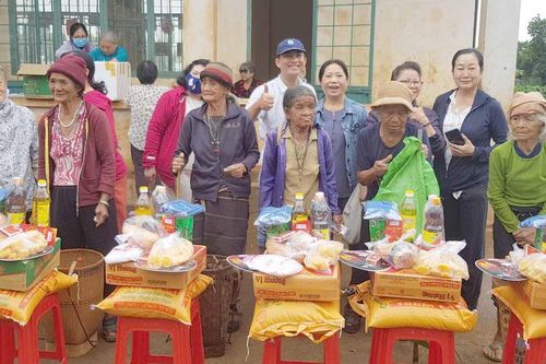 Tặng 200 phần quà cho người nghèo và bệnh nhân phong xã Ia Ka