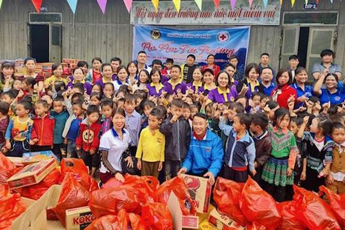 Tặng quà các gia đình khó khăn, học sinh nghèo vượt khó tại thị xã Sa Pa