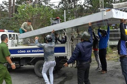 Đà Lạt: Dỡ bỏ trên 1.000 biển quảng cáo, lều bạt và mái che dựng sai quy định