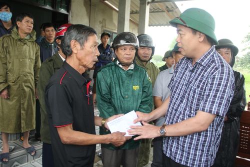 Phó Bí thư Thường trực Tỉnh ủy Nguyễn Đăng Quang thăm, động viên các gia đình bị ảnh hưởng do mưa lũ