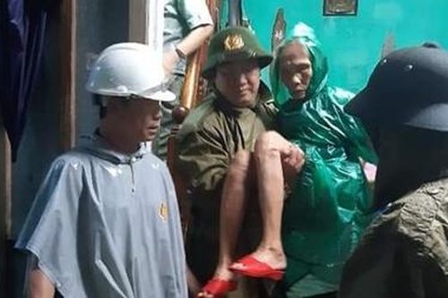 Công an Thừa Thiên Huế nỗ lực giúp dân trong mưa lũ