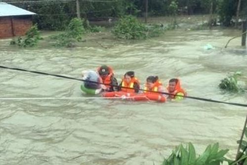 Dầm mình trong mưa lũ cứu dân