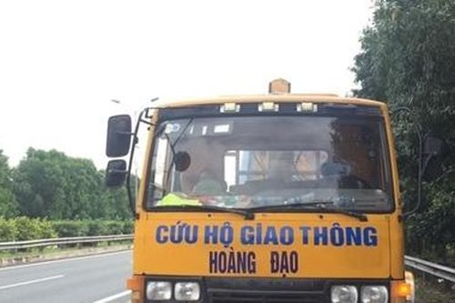 CSGT bắt quả tang xe cứu hộ giao thông chạy ngược chiều trên cao tốc