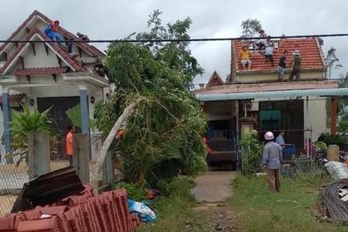 Mưa lớn, gió lốc giật bay mái 20 ngôi nhà dân
