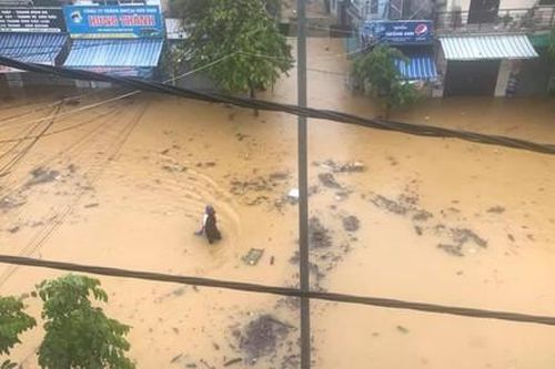 Thừa Thiên Huế: Nước vẫn ngập sâu, học sinh nghỉ học kéo dài