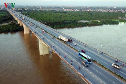 Đề nghị giảm tốc độ tối đa cho ô tô đi trên cầu Thanh Trì xuống chỉ 60km/h
