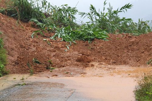 Hàng nghìn khối đất đá tràn xuống đường, vùng cao Quảng Nam sạt lở nặng