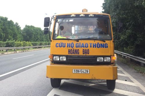 Tạm giữ xe cứu hộ chạy ngược chiều trên cao tốc Pháp Vân-Cầu Giẽ