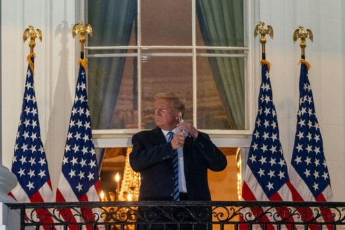 Tổng thống Trump tuyên bố 'miễn dịch' COVID-19
