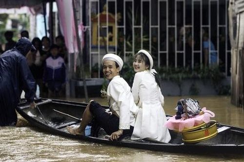 Cô dâu, chú rể ngồi thuyền trong lễ cưới ngày ngập lụt