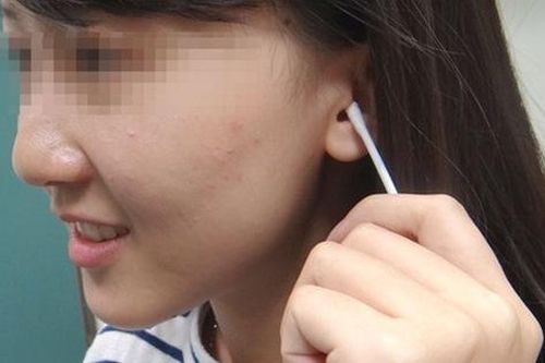 Sử dụng tăm bông ngoáy tai và mất thính lực, người phụ nữ được chẩn đoán mắc bệnh ung thư sau 3 tháng chịu đựng những cơn ngứa