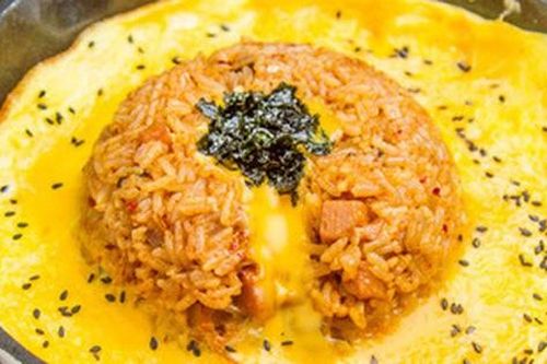 Cơm chiên núi lửa không chỉ siêu ngon mà còn đẹp nhức nhối, các mẹ tha hồ sống ảo cho cả làng ô a