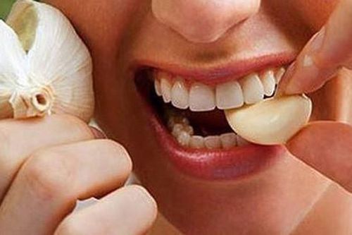 7 cách ăn tỏi sai lầm nhiều người mắc khiến tỏi từ 'thần dược' trở thành 'thuốc độc'