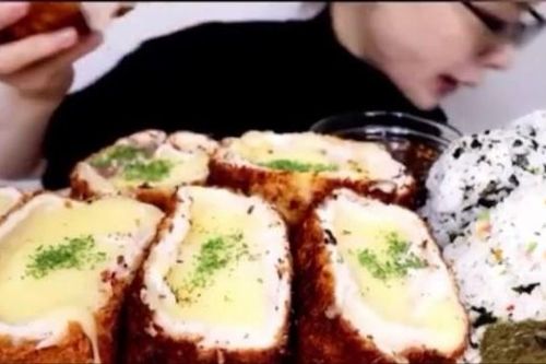 YouTuber chuyên quay video mukbang để lộ hình ảnh lén nhổ thức ăn đi, khiến fan nổi giận