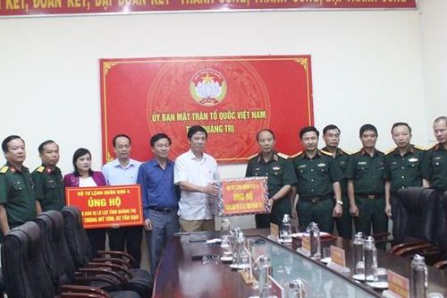 Bộ Tư lệnh Quân khu 4 trao tặng quà hỗ trợ người dân ảnh hưởng mưa lũ