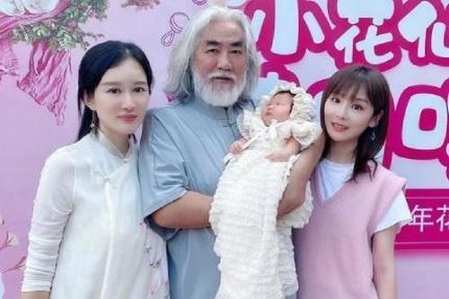 Đạo diễn Trương Kỷ Trung lần đầu xuất hiện bên vợ con