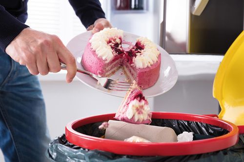 Cửa hàng vứt bánh của khách vào thùng rác