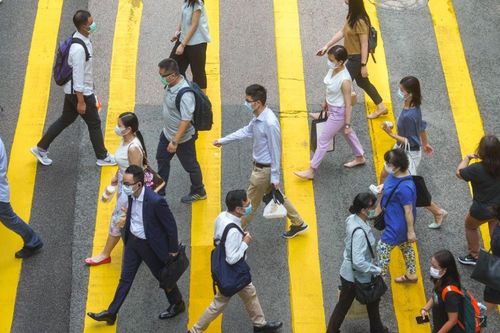 Người Hong Kong sợ mất việc vì dịch Covid-19 hơn người Mỹ, Anh