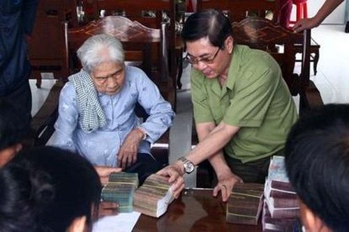Trao tiền bồi thường cho 6 người bị oan trong một gia đình