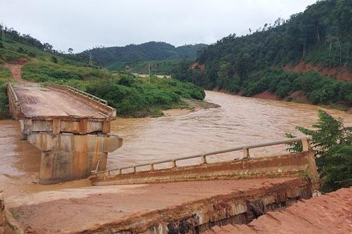 Kon Tum: 2 người tử vong do bị nước cuốn trôi, nhiều tuyến tỉnh lộ bị sạt lở