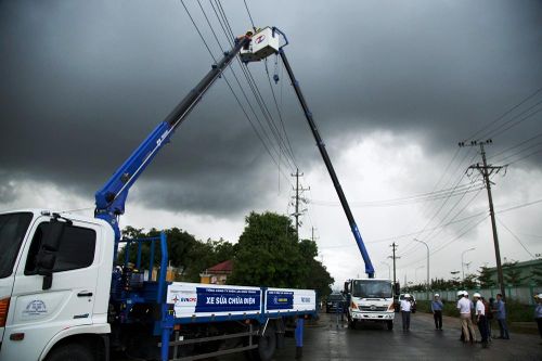 Huy động lực lượng khắc phục lưới điện tại các tỉnh miền Trung