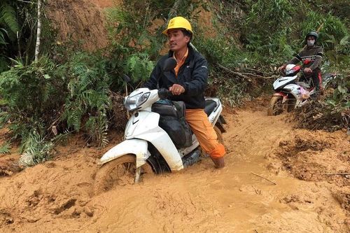 Nỗ lực khôi phục cấp điện cho người dân