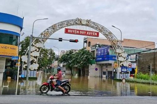 Dọn dẹp sau khi nước lũ rút, 2 mẹ con bị điện giật tử vong