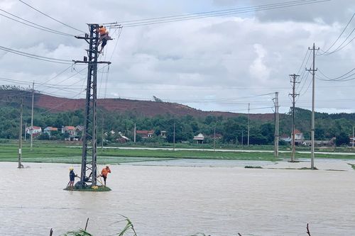Hiện còn 579.232 khách hàng ở miền Trung - Tây Nguyên mất điện do mưa lũ kéo dài