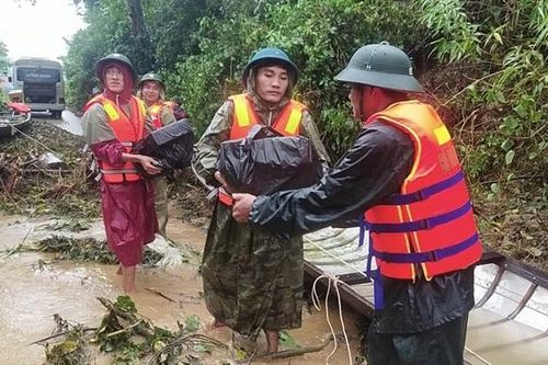 BĐBP các tỉnh tiếp tục cứu trợ, hỗ trợ người dân khắc phục hậu quả do mưa lũ gây ra