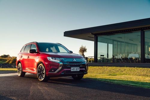 Mitsubishi Outlander PHEV 2021 tại Australia có giá từ 37.300 USD