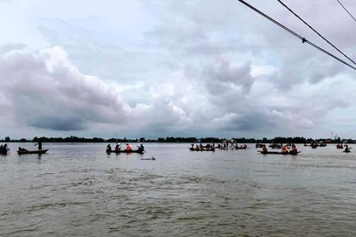 Hai học sinh tử vong khi trượt chân xuống dòng nước lũ