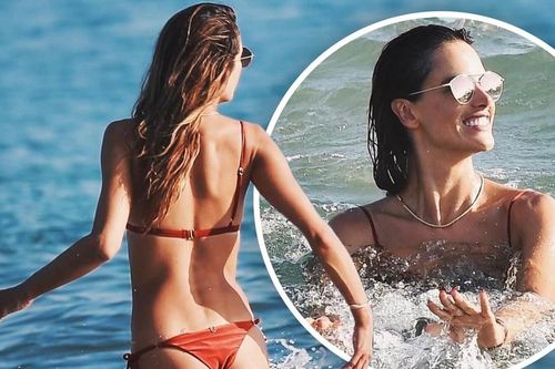 Cựu 'thiên thần nội y' Alessandra Ambrosio sexy đầy mê hoặc ở biển