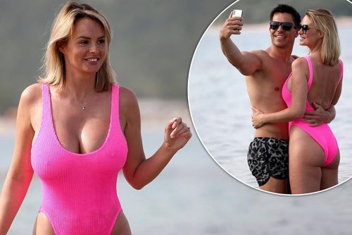 Rhian Sugden khoe 3 vòng 'bốc lửa', tình tứ với chồng trên biển