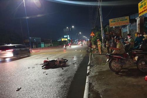 Hai xe máy va chạm, 5 người thương vong