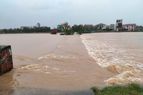 Tìm thấy thi thể phụ nữ bị lũ cuốn khi qua suối cùng chồng