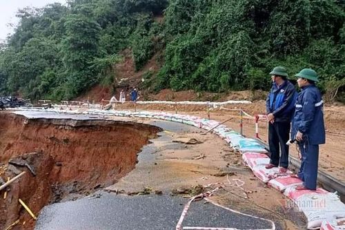 Quốc lộ 9 ở Quảng Trị nứt toác vì mưa lũ, giao thông tê liệt
