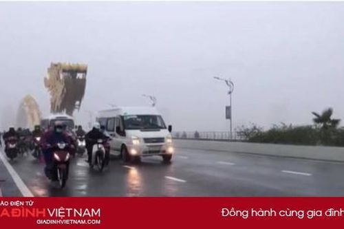 Xe buýt đi chậm trên cầu để chắn gió to cho xe máy: Hành động đẹp giữa bão lũ
