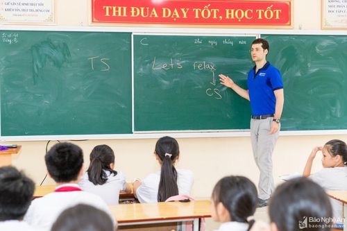 Trao giấy chứng nhận địa điểm khảo thí IELTS, tiếng Nhật cho trường chuyên Phan Bội Châu