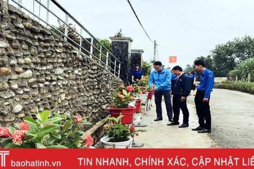 Tuổi trẻ xã biên giới làm đường hoa chào mừng Đại hội Đảng bộ Hà Tĩnh