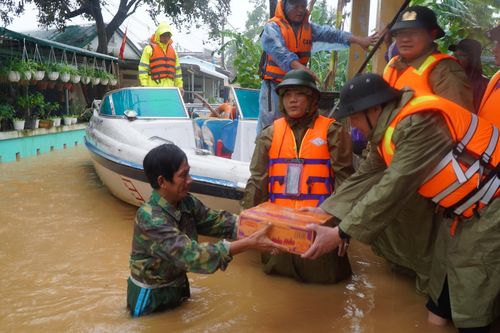 Người dân Thừa Thiên-Huế gồng mình chống chọi với lũ lớn