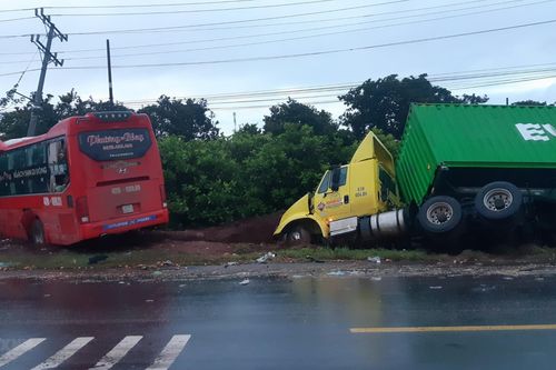 Xe khách vượt ẩu tông trực diện xe tải khiến 5 người thương vong